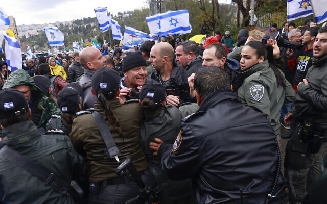 Israeli protesters and police scuffle during an anti-government protest in front of the prime minister's residence in Jerusalem on March 20, 2025. (Menahem Kahana / AFP)