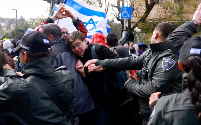 Israeli protesters and police scuffle during a demonstration calling for an end to the war in Gaza and to bring home all the hostages held by Hamas since the October 7, 2023 attacks, in front of the prime minister's residence in Jerusalem on March 20, 2025. (Photo by Menahem Kahana / AFP) Israeli protesters and police scuffle during a demonstration calling for an end to the war in Gaza and to bring home all the hostages held by Hamas since the October 7, 2023 attacks, in front of the prime minister's residence in Jerusalem on March 20, 2025. (Photo by Menahem Kahana / AFP)