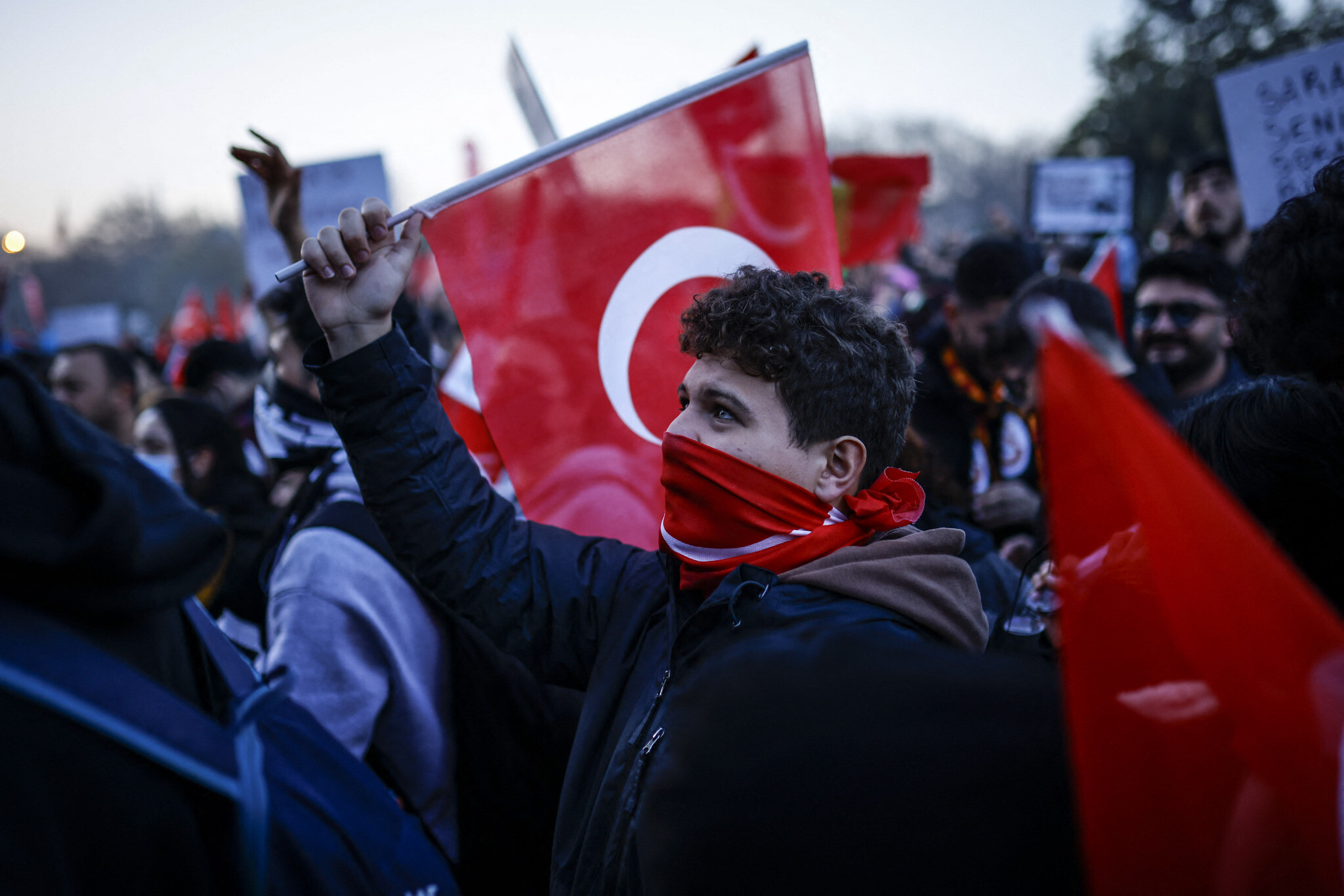Detained Istanbul mayor faces 2nd day of questioning as protests continue unabated