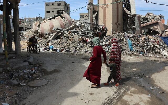 Palestinians walk past debris of buildings destroyed during the Israel-Hamas war, in Gaza City on March 28, 2025. (Omar Al-Qattaa / AFP) Palestinians walk past debris of buildings destroyed during the Israel-Hamas war, in Gaza City on March 28, 2025. (Omar Al-Qattaa / AFP)