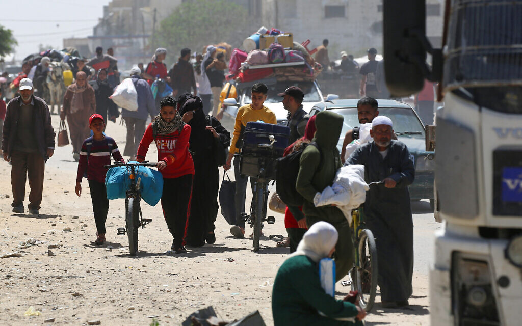 People fleeing Rafah arrive in Khan Yunis city following new Israeli evacuation orders, in the southern Gaza Strip, on March 31, 2025.  (Photo by Eyad BABA / AFP)