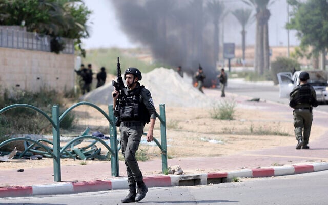 Israeli soldiers take position at the southern Israeli town of Ofakim on Oct.8, 2023 (AP Photo/Ilan Assayag) Israeli soldiers take position at the southern Israeli town of Ofakim on Oct.8, 2023 (AP Photo/Ilan Assayag)