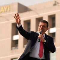 Istanbul's Mayor Ekrem Imamoglu addresses his supporters in front of the Istanbul courthouse, in Istanbul, Turkey, January 31, 2025. (AP Photo/Emrah Gurel)