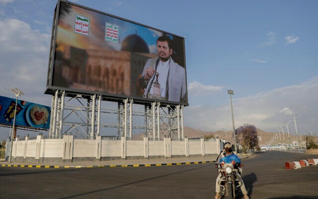 Yemenis pass under a street billboard displaying a picture of Abdul Malik al-Houthi, the leader of the Houthi rebel group, in Sanaa, Yemen, Tuesday, March 18, 2025. Arabic reads, "death to America, death to Israel". (AP Photo/Osamah Abdulrahman) Yemenis pass under a street billboard displaying a picture of Abdul Malik al-Houthi, the leader of the Houthi rebel group, in Sanaa, Yemen, Tuesday, March 18, 2025. Arabic reads, "death to America, death to Israel". (AP Photo/Osamah Abdulrahman)