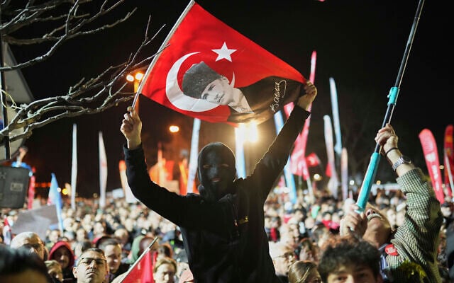 Protesters shout slogans during a protest after Istanbul's Mayor Ekrem Imamoglu was arrested and sent to prison, in Istanbul, Turkey, Tuesday, March 25, 2025. (AP Photo/Francisco Seco) Protesters shout slogans during a protest after Istanbul's Mayor Ekrem Imamoglu was arrested and sent to prison, in Istanbul, Turkey, Tuesday, March 25, 2025. (AP Photo/Francisco Seco)