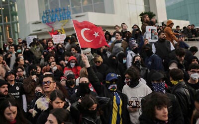 People shout slogans during a protest called by university students in Istanbul, Turkey, Thursday, March 27, 2025, after Istanbul's Mayor Ekrem Imamoglu was arrested and sent to prison. (AP Photo/Francisco Seco)