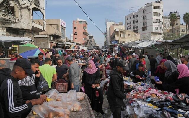 Palestinians buy food and presents in preparation for Eid al-Fitr celebrations at Al-Zawiya market in Gaza City, March 28, 2025.(AP Photo/Jehad Alshrafi) Palestinians buy food and presents in preparation for Eid al-Fitr celebrations at Al-Zawiya market in Gaza City, March 28, 2025.(AP Photo/Jehad Alshrafi)