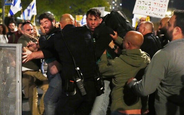 Israeli police push back people protesting against Prime Minister Benjamin Netanyahu's government outside the Knesset in Jerusalem, March 31, 2025. (AP Photo/ Ohad Zwigenberg) Israeli police push back people protesting against Prime Minister Benjamin Netanyahu's government outside the Knesset in Jerusalem, March 31, 2025. (AP Photo/ Ohad Zwigenberg)