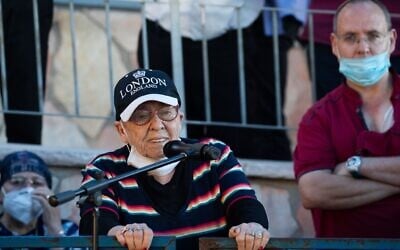 Esther Wachsman speaks at the funeral of her husband Yehuda Wachsman, at the Givat Shaul cemetery in Jerusalem, June 25, 2020. (Yonatan Sindel/Flash90)