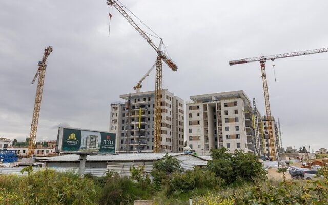 Construction in the central town of Gedera, February 24, 2025. (Yossi Aloni/ FLASH90)