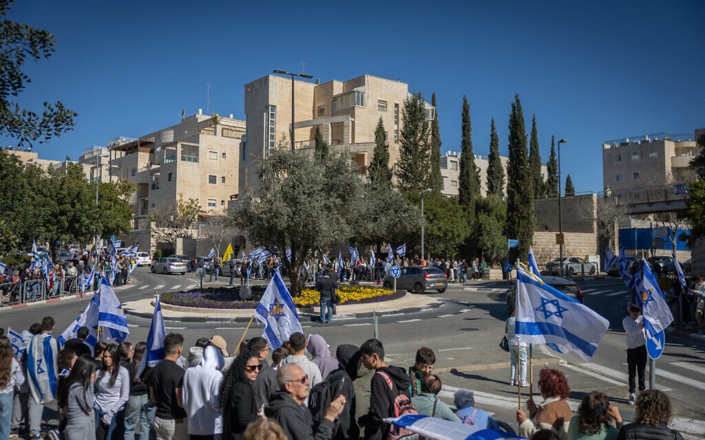 People stand along the streets in Jerusalem to pay their respects during a funeral procession of hostage Shlomo Mantzur in Rishon Lezion, March 2, 2025 (Chaim Goldberg/Flash90)