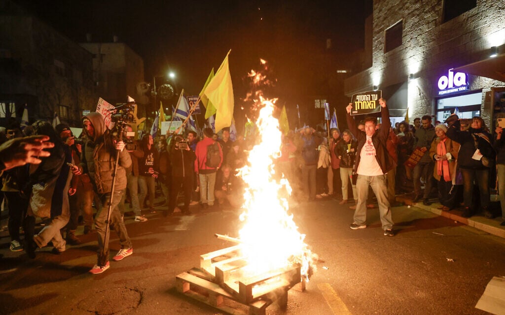 People protest calling for the release of Israelis held hostage in the Gaza Strip, outside the Prime Minister's Residence in Jerusalem, March 2, 2025 (Chaim Goldberg/Flash90)