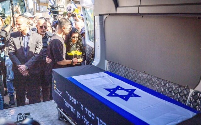 People pay their respects to murdered hostage Shlomo Mantzur in Rishon Lezion on March 2, 2025 (Yonatan Sindel/Flash90)