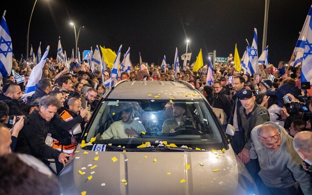 Freed hostage Eliya Cohen returns to his home in Tzur Hadassah, surrounded by a supportive crowd, on March 4, 2025. (Chaim Goldberg/Flash90)