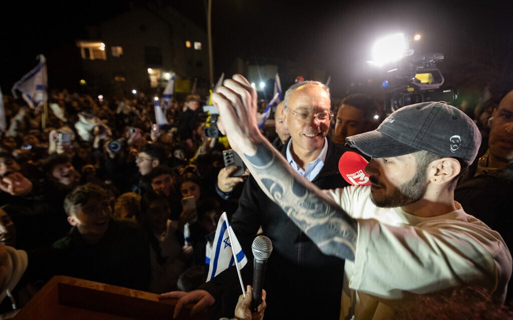 Freed hostage Eliya Cohen addresses a cheering crowd as he returns to his home in Tzur Hadassah, on March 4, 2025. (Chaim Goldberg/Flash90)
