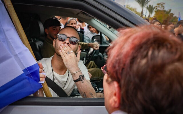 Former hostage Omer Wenkert thanks the crowd as he returns to his home in Gedera, March 4, 2025. (Jonathan Shaul/Flash90)