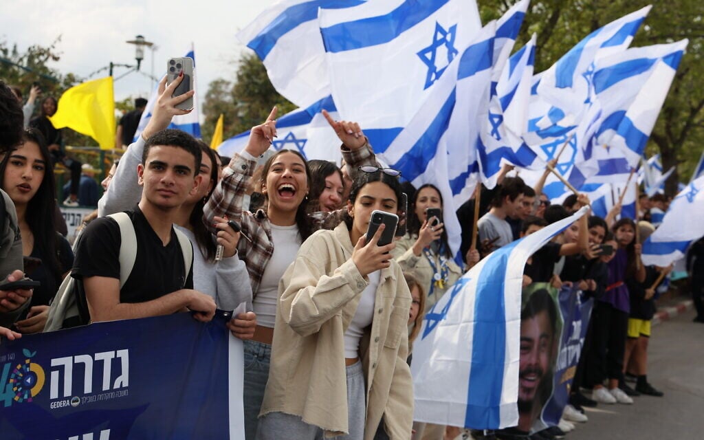 People welcome former hostage Omer Wenkert as he returns to his home in Gedera, March 4, 2025. (Jonathan Shaul/Flash90)
