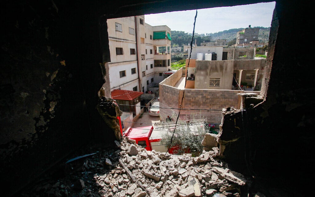 Palestinians at the site of an Israeli airstrike, in the West Bank city of Jenin, March 4, 2025. (Nasser Ishtayeh/Flash90)