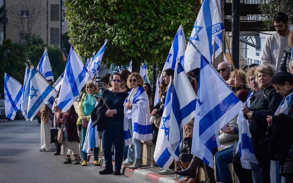 People pay their respects during the funeral procession of slain Israeli hostage Ohad Yahalomi in Rishon LeTzion, March 5, 2025. (Avshalom Sassoni/Flash90)