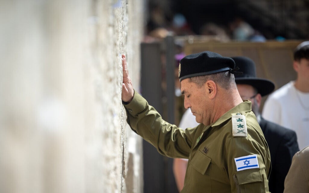 Incoming IDF Chief of Staff Lt. Gen. Eyal Zamir visits the Western Wall in Jerusalem on March 05, 2025. (Yonatan SIndel/FLASH90)