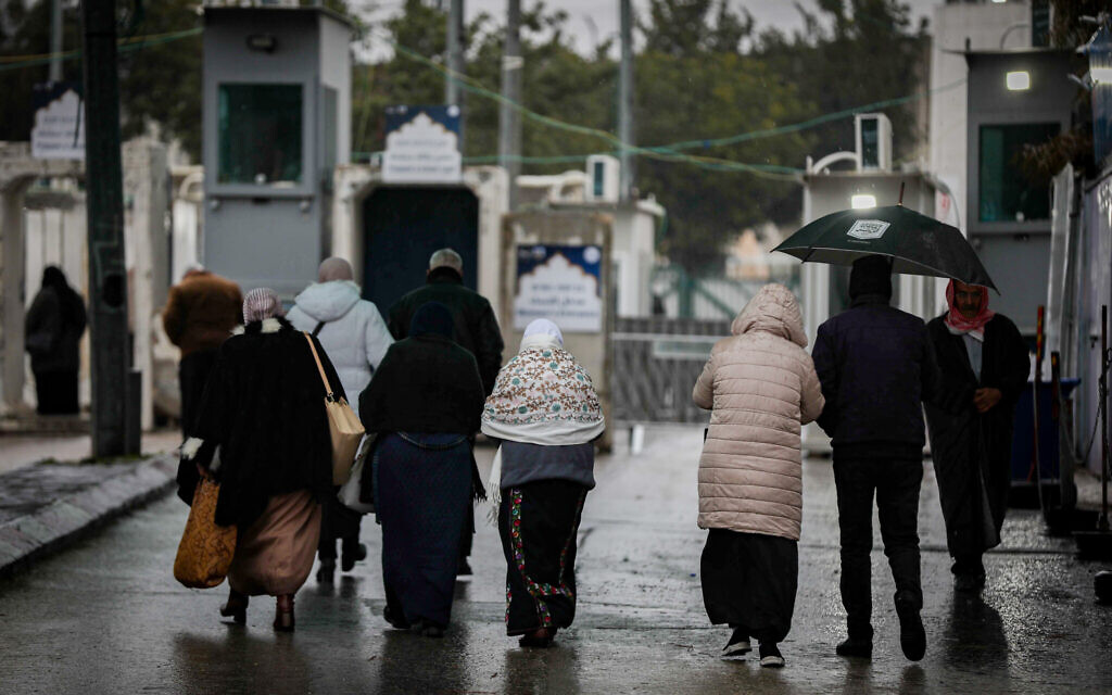Palestinians make their way through an Israeli checkpoint near the West Bank city of Bethlehem, to attend the first Friday prayers of Ramadan in Jerusalem's Al-Aqsa mosque, March 7, 2025. (Wisam Hashlamoun/Flash90)