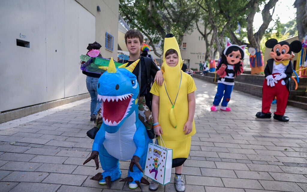 School kids, their teachers and parents dressed up in costumes seen at the Gabrieli Carmel School in Tel Aviv, ahead of the the Jewish holiday of Purim, March 13, 2025. (Avshalom Sassoni/Flash90)