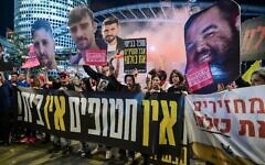 Anti-government, pro-hostage deal protesters rally outside the IDF headquarters in Tel Aviv, March 17, 2025. (Avshalom Sassoni/Flash90)