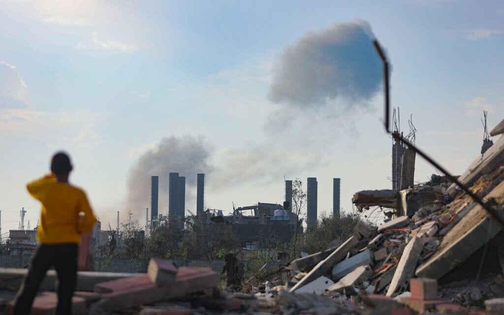 Smoke rises after an airstrike on Gaza city, March 18, 2025. (Ali Hassan/Flash90)