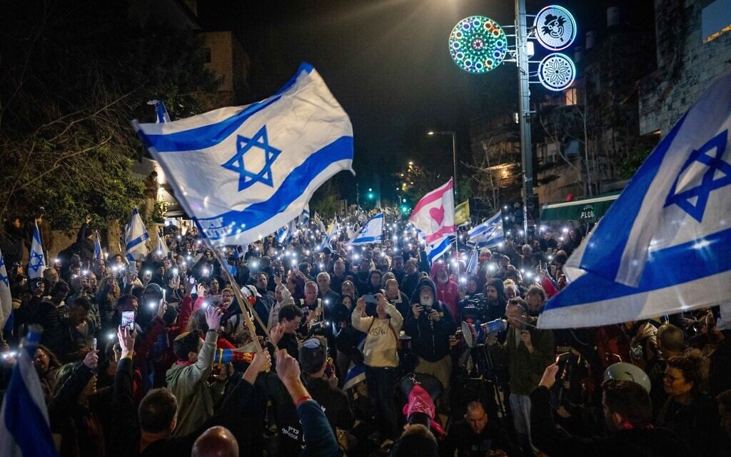 Anti-government protesters rally against Prime Minister Benjamin Netanyahu's decision to fire Shin Bet head Ronen Bar, in Jerusalem, March 19, 2025. (Chaim Goldberg/Flash90)