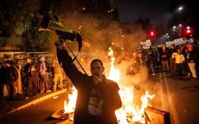 Anti-government protesters light a bonfire on Azza Road in Jerusalem, March 19, 2025. (Chaim Goldberg/Flash90)