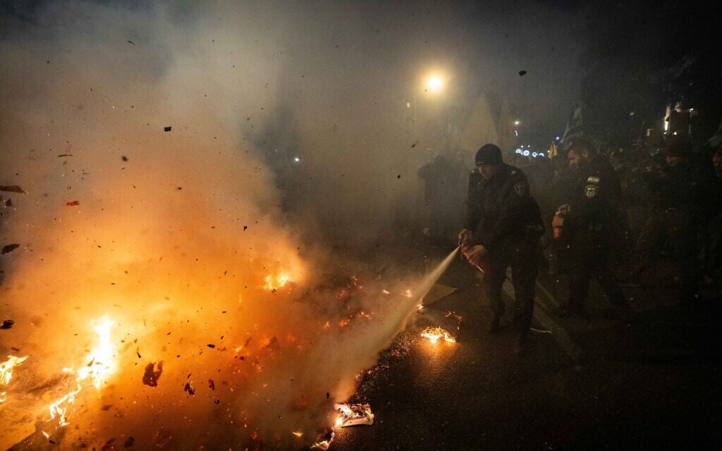 Police use a water cannon against anti-government protesters in Jerusalem, March 19, 2025. (Chaim Goldberg/Flash90)