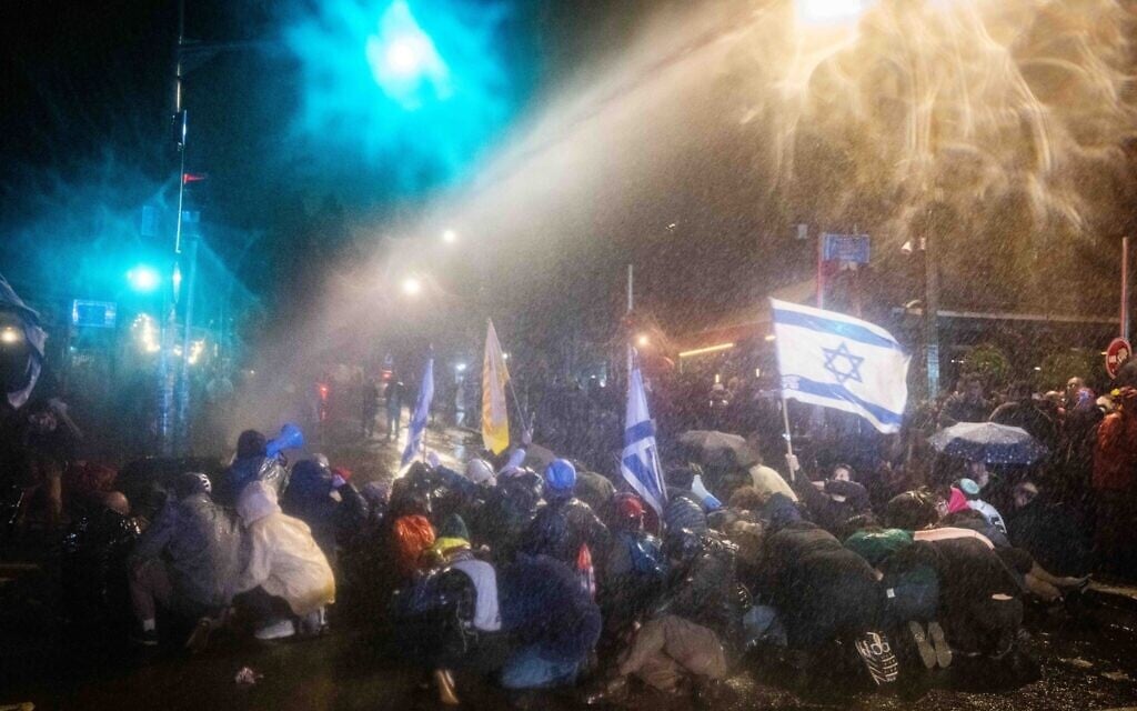 Police use a water cannon against anti-government protesters in Jerusalem, March 19, 2025. (Chaim Goldberg/Flash90)