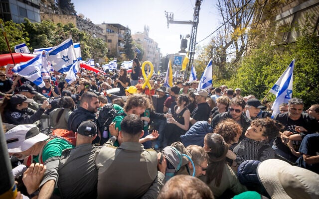 Anti-government protesters clash with police in Jerusalem, March 19, 2025. (Chaim Goldberg/Flash90)