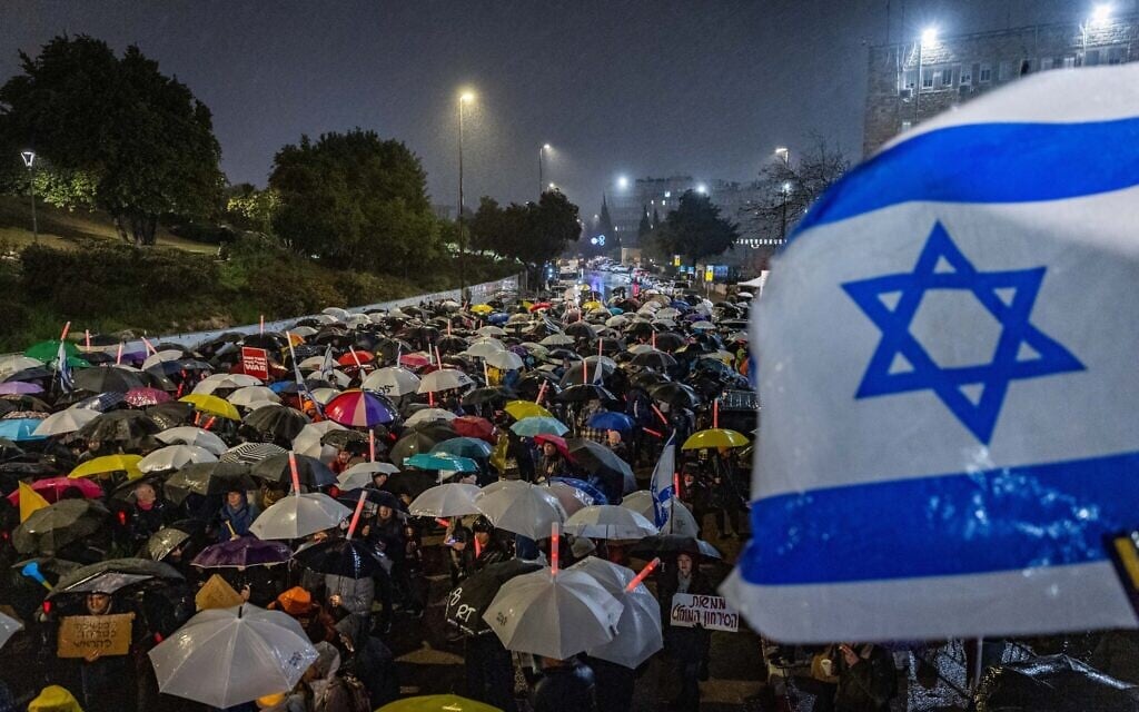 Demonstrators protest against the decision of Prime Minister Benjamin Netanyahu to fire head of Shin Bet Ronen Bar, outside the Prime Minister's Office in Jerusalem, March 20, 2025. (Chaim Goldberg/Flash90)