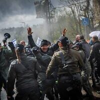 Protesters clash with police during a demonstration against Prime Minister Benjamin Netanyahu's bid to oust Shin Bet chief Ronen Bar, Jerusalem, March 20, 2025. (Yonatan Sindel/Flash90)
