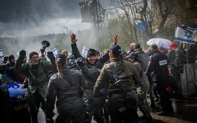 Protesters clash with police during a demonstration against Prime Minister Benjamin Netanyahu's bid to oust Shin Bet chief Ronen Bar, Jerusalem, March 20, 2025. (Yonatan Sindel/Flash90)