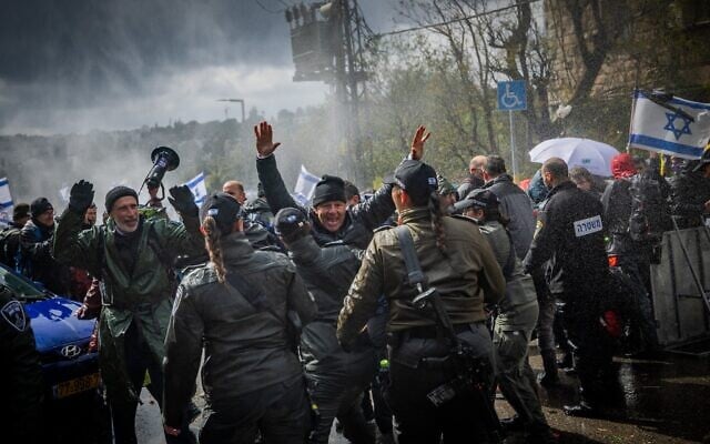 Protesters clash with police during a demonstration against Prime Minister Benjamin Netanyahu's bid to oust Shin Bet chief Ronen Bar, Jerusalem, March 20, 2025. (Yonatan Sindel/Flash90)