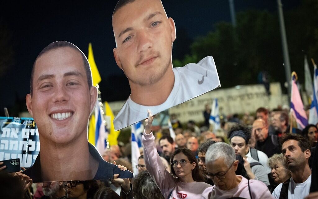 Protesters demand the release of the hostages held captive by Hamas terrorists in Gaza, outside the Prime Minister's Office in Jerusalem, March 25, 2025. (Yonatan Sindel/Flash90)