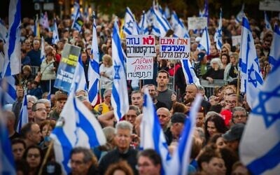 Anti-government protesters take part in a rally at Habima Square, Tel Aviv, March 29, 2025. (Avshalom Sassoni/Flash90)