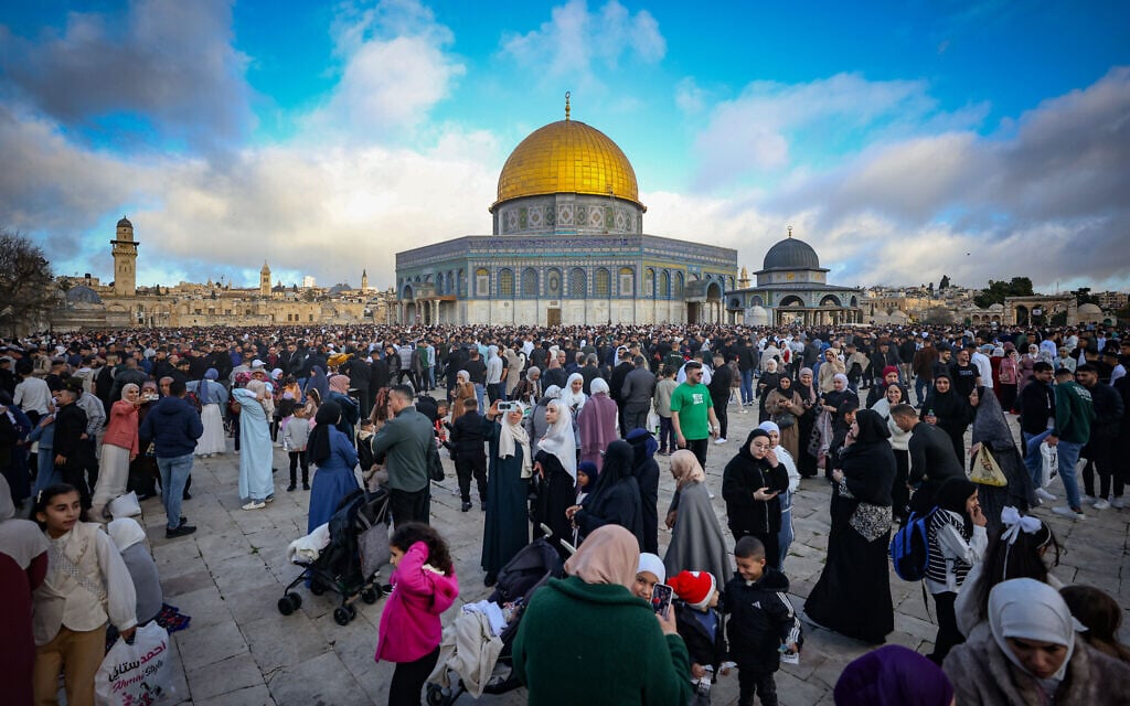 Thousands of Palestinians attend prayers in Jerusalem's Old City, marking the Muslim holiday of Eid al-Fitr, March 30, 2025 (Jamal Awad/Flash90)