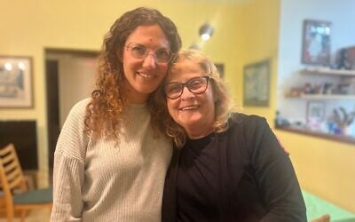 Rose Modlin, left, with HaOgen volunteer Tal Breuer. (Hadas Kuznits)