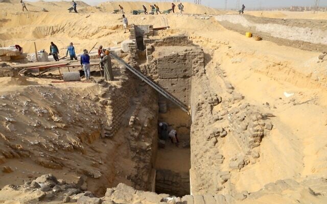 Excavations take place at the site of a 3,600-year-old limestone tomb chamber of an unknown king, in Abydos, Egypt, March 25, 2025. (Dr. Josef Wegner/Penn Museum) Excavations take place at the site of a 3,600-year-old limestone tomb chamber of an unknown king, in Abydos, Egypt, March 25, 2025. (Dr. Josef Wegner/Penn Museum)