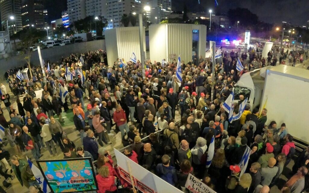 Police block the exits from a protest on behalf of hostages and against the government, at the Begin Gate of the IDF Headquarters in Tel Aviv, March 8, 2025.(Gilad Furst / Pro-Democracy Protest Movement)