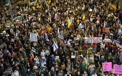 Crowds gather at the Begin Gate of the IDF's Kirya HQ in Tel Aviv calling for the immediate release of all hostages held by Hamas in Gaza. (Dana Reany / Pro-Democracy Protest Movement)