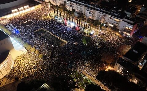 Anti-government protesters rally at Habima Square in Tel Aviv, March 22, 2025. (Amir Goldstein / Pro-Democracy Protest Movement)