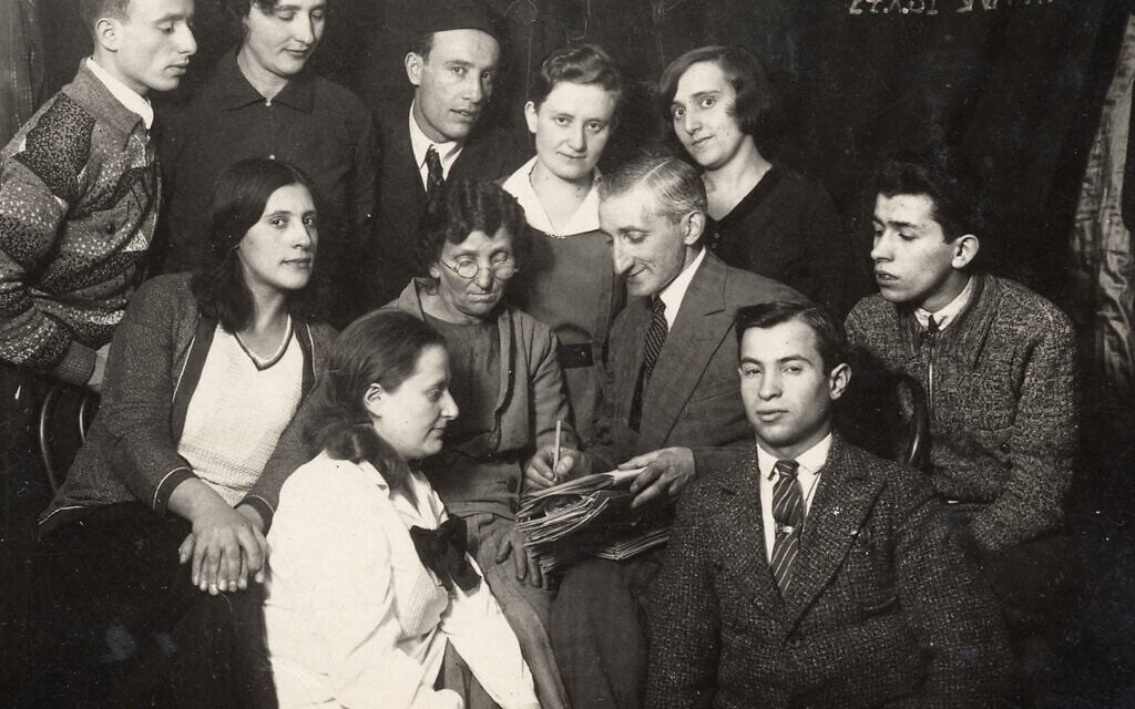 Members of the YIVO Folklore Collectors Circle, known as zamlers, in Warsaw, 1931.(Courtesy of the YIVO Institute for Jewish Research)