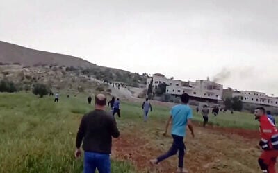 Palestinians react as Israeli settlers break into the West Bank village of Duma, where they set several houses on fire, on April 1, 2025. (Screenshot: X, used in accordance with Clause 27a of the Copyright Law)