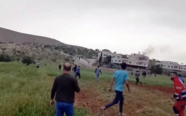 Palestinians react as Israeli settlers break into the West Bank village of Duma, where they set several houses on fire, on April 1, 2025. (Screenshot: X, used in accordance with Clause 27a of the Copyright Law) Palestinians react as Israeli settlers break into the West Bank village of Duma, where they set several houses on fire, on April 1, 2025. (Screenshot: X, used in accordance with Clause 27a of the Copyright Law)