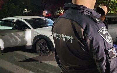 Police officers at the scene of a deadly shootout with organized crime suspects in the northern Arab Israeli village of Iksal, April 26, 2025. (Israel Police)