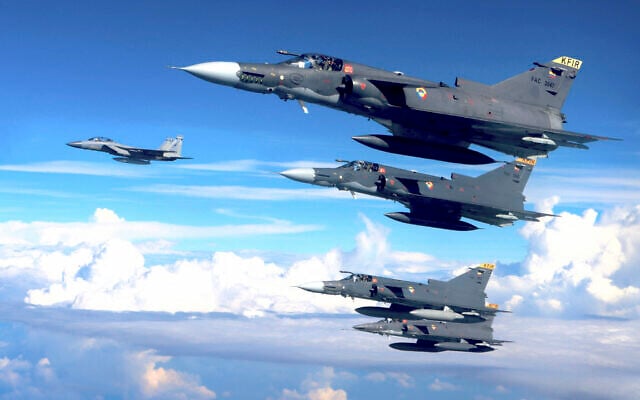 Handout picture released by Colombian Air Force showing Kfir combat airplane from the Colombian Air Force and a F15 jet (L) of the US Air Force during a military exercise in Puerto Salgar, Colombia, on September 8, 2023. (Handout / Colombian Air Force / AFP) Handout picture released by Colombian Air Force showing Kfir combat airplane from the Colombian Air Force and a F15 jet (L) of the US Air Force during a military exercise in Puerto Salgar, Colombia, on September 8, 2023. (Handout / Colombian Air Force / AFP)